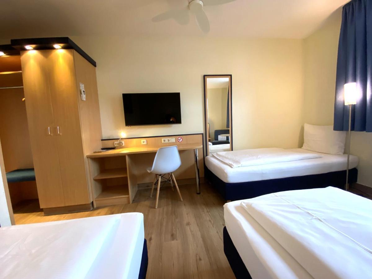 Hotel Am Wiesenweg L 24H Check-In Hausen  Экстерьер фото