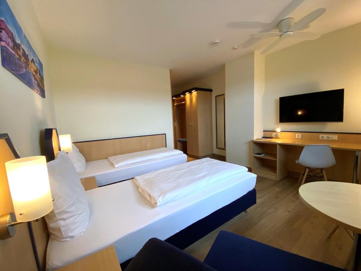 Hotel Am Wiesenweg L 24H Check-In Hausen  Экстерьер фото