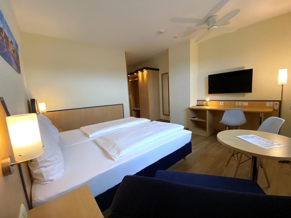 Hotel Am Wiesenweg L 24H Check-In Hausen  Экстерьер фото