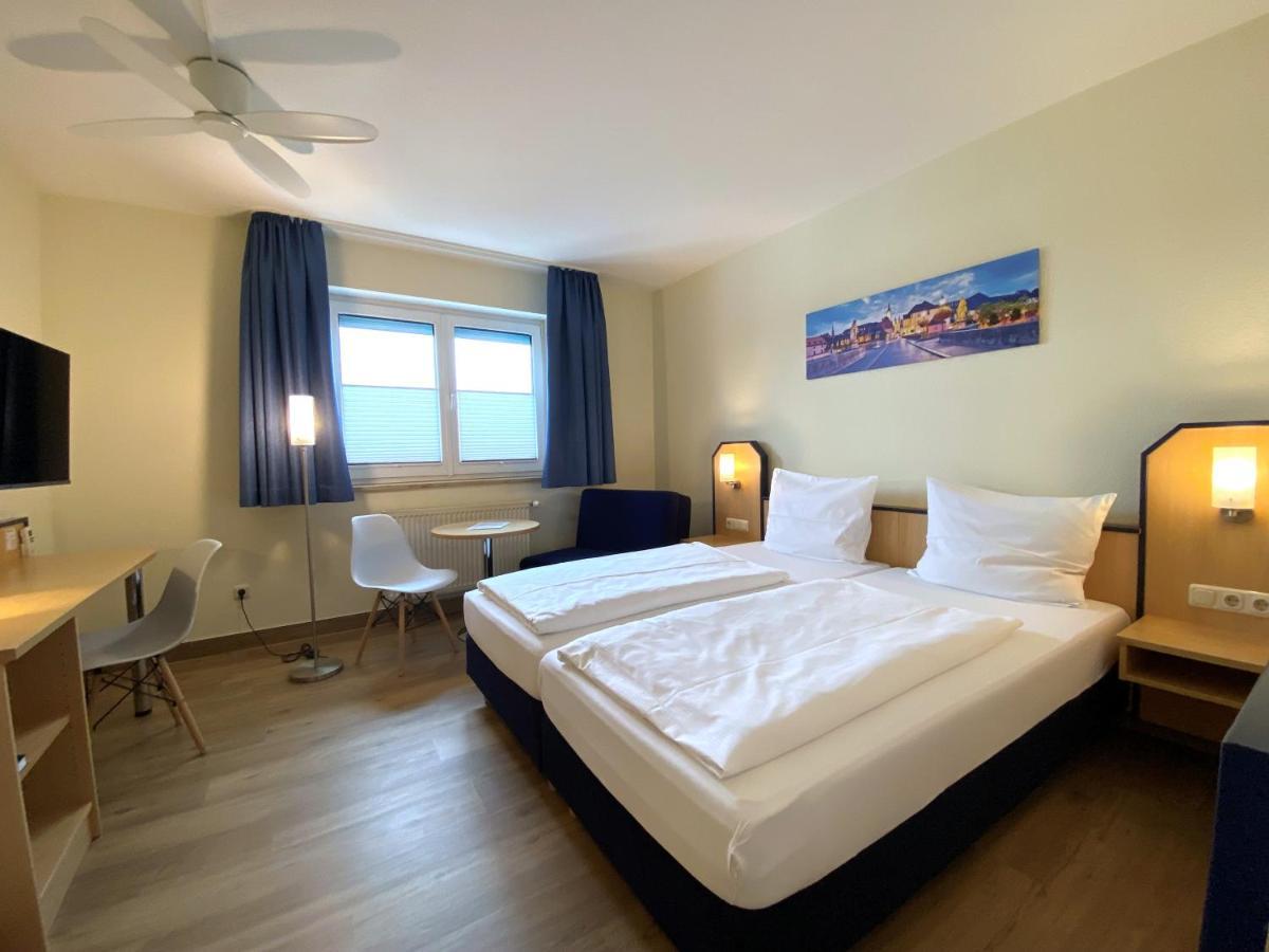 Hotel Am Wiesenweg L 24H Check-In Hausen  Экстерьер фото