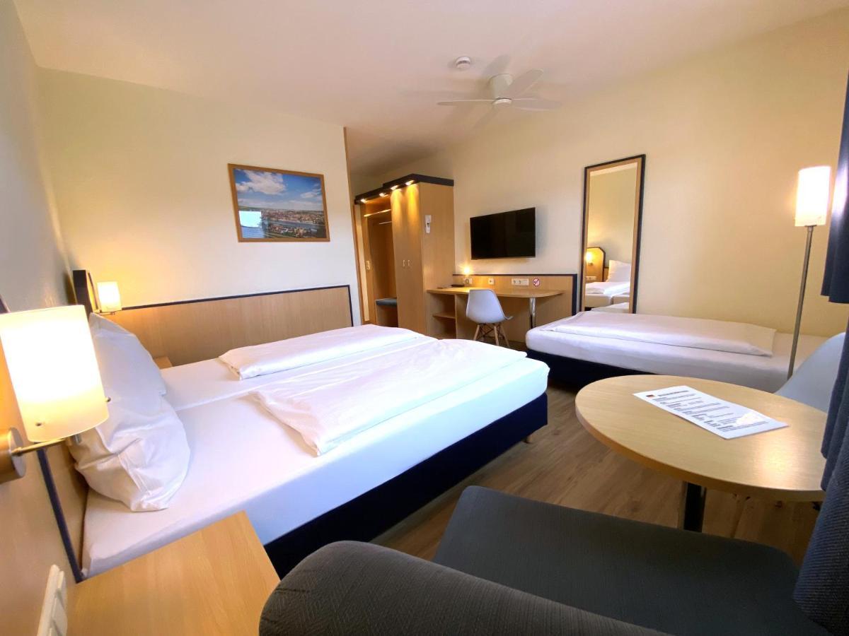 Hotel Am Wiesenweg L 24H Check-In Hausen  Экстерьер фото