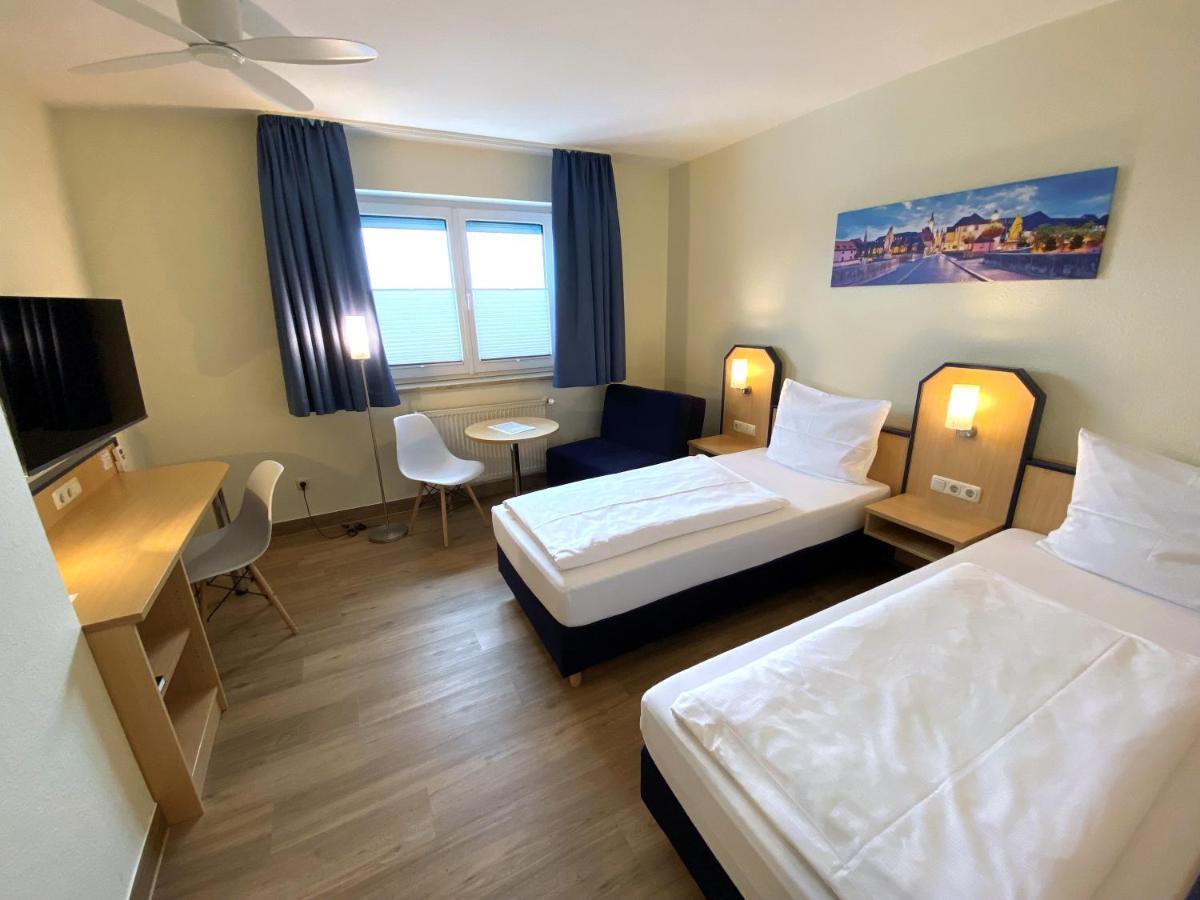 Hotel Am Wiesenweg L 24H Check-In Hausen  Экстерьер фото