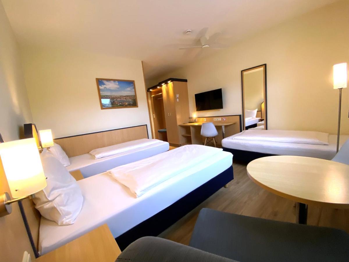 Hotel Am Wiesenweg L 24H Check-In Hausen  Экстерьер фото