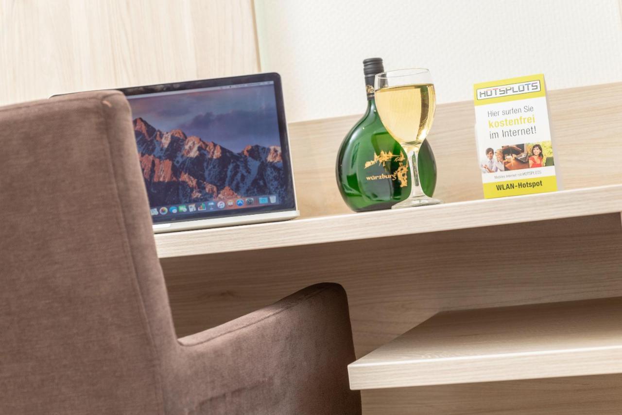 Hotel Am Wiesenweg L 24H Check-In Hausen  Экстерьер фото