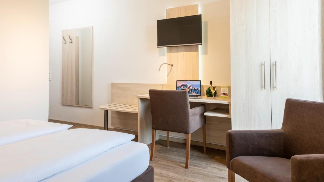 Hotel Am Wiesenweg L 24H Check-In Hausen  Экстерьер фото