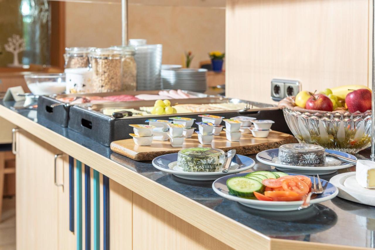 Hotel Am Wiesenweg L 24H Check-In Hausen  Экстерьер фото